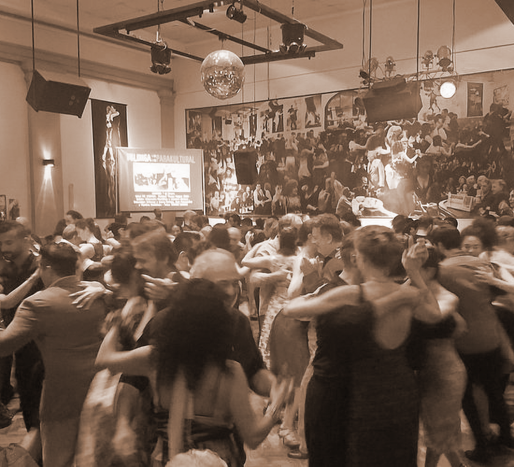 Eine gut funktionierende Ronda auf einer Milonga Eine gut funktionierende Ronda auf einer Milonga